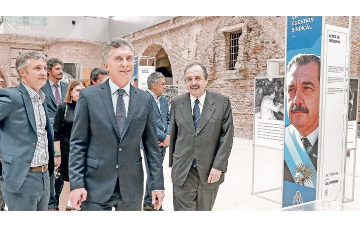 ámbito.com | 35 años de democracia. Macri recorrió la muestra con Alfonsín hijo, el radical más crítico de Cambiemos. Asistieron Eduardo Duhalde y Fernando de la Rúa. Enrique “Coty” Nosiglia se ubicó en la primera fila.