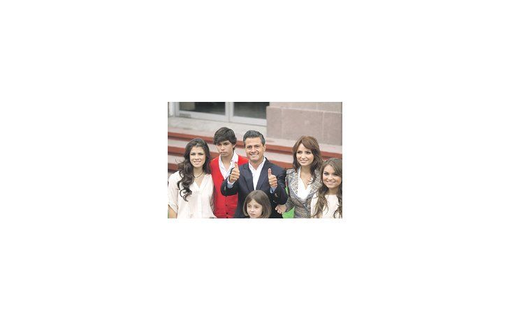 El abanderado del PRI votó ayer en su poblado natal de Atlacumulco, en el estado de México. El candidato de centroizquierda Manuel López Obrador sufragó en el barrio de Copilco, sur de la capital.