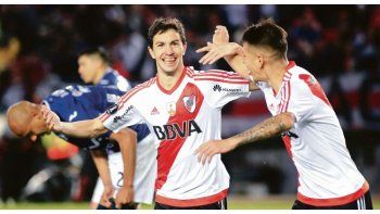 Bajo sospecha. Nacho Ferández celebra con Auzqui el sexto gol de River ante Wilstermann, cuyo presidente decidió abrir una investigación.