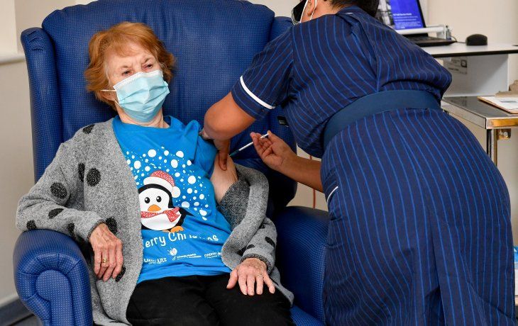 LA PRIMERA. La británica Margaret Keenan, quien cumplirá 91 años en una semana, se convirtió en la primera persona en el mundo en recibir la vacuna de Pfizer y BioNTech fuera de un ensayo cuando recibió la inyección en su hospital local en Coventry, en el centro de Inglaterra. El Reino Unido puso en marcha ayer la primera campaña masiva de vacunación de Occidente.