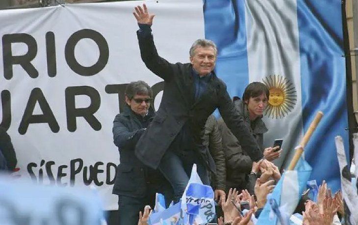 Mauricio Macri, hoy radicado en Suiza, hizo campaña en la localidad de Río Cuarto, Córdoba, en busca de su fallida reelección. 