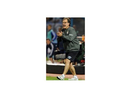 Aplausos. Marcelo Bielsa da indicaciones a sus dirigidos. Su equipo suma y sube en la tabla.