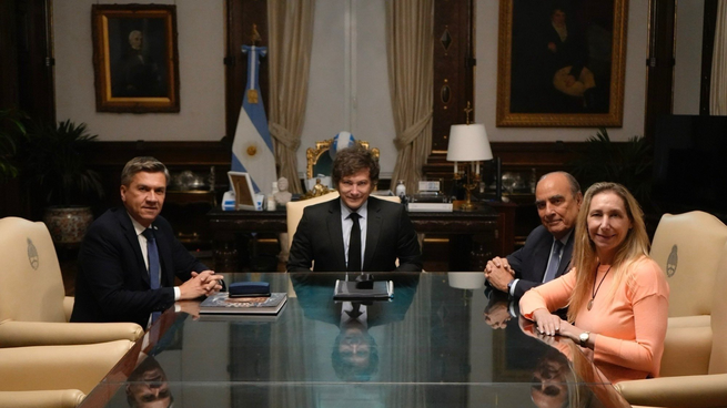 Javier Milei y el gobernador del Chaco, Leandro Zdero, en el despacho presidencial.