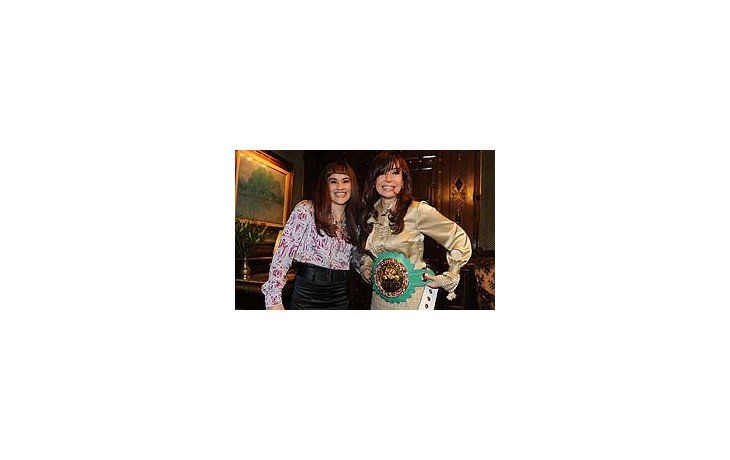 ámbito.com | Cristina Fernández de Kirchner disfruta del cinturón de campeona de Marcela Acuña.