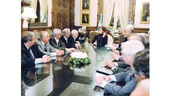 Sergio Palazzo (Bancaria), Armando Cavalieri (Comercio), José Luis Lingeri (AySA), Andrés Rodríguez (UPCN) y Antonio Caló (UOM) escuchan a  Cristina de Kirchner. El ministro Carlos Tomada, junto a empresarios.