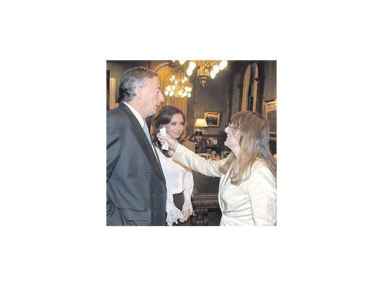 Novedad enfotos distribuidaspor laPresidenciade la Nación:Cristina deKirchner juntoa la cuñadiísimaAlicia enactividades decampaña. Elpeso de laimagen de laministra quereparte seimpone porsobre laleyendafamiliar.