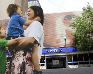 Con un ajuste del 2,5% aplicado por movilidad, la AUH comienza el año con montos actualizados Con un ajuste del 2,5% aplicado por movilidad, la AUH comienza el año con montos actualizados