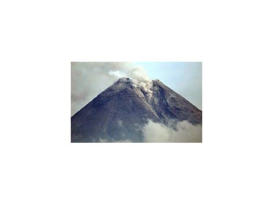 El volcán Merapi, que causó la muerte de 34 personas el martes, volvió a entrar en erupción.