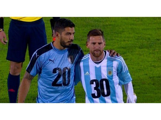 Suárez y Messi, con las camisetas promocionales del Mundial (Captura de TV).