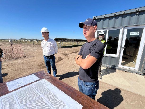 Salvador Giasono, coordinador de la UTE comitente, y Pablo Gambetta, gerente de INAR, remarcaron que la construcción de la primera etapa del parque de 15 megas demora unos 12 meses en total.