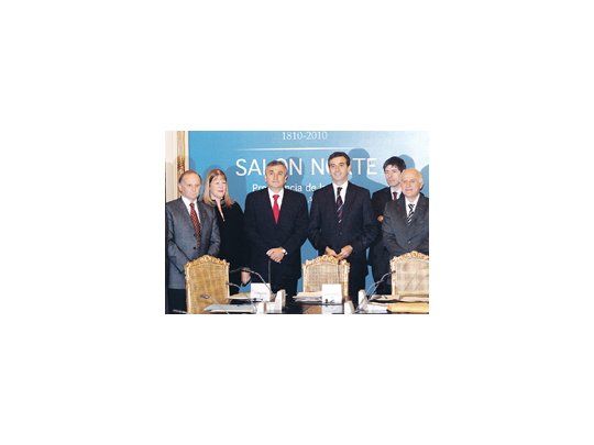 Arrancó ayer el diálogo con exclusividad para la UCR y el socialismo. Pero la unidad de la oposición quedó dañada: Florencio Randazzo recibió a Gerardo Morales, Daniel Katz y también a Margarita Stolbizer, que se desmarcó de Elisa Carrió.