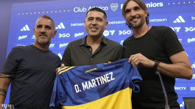 Diego Martínez, entrenador de Boca, junto a Riquelme, presidente del club.
