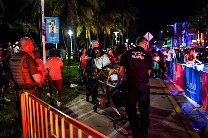 Miami Beach decreta el toque de queda en medio de una ola de violencia por el Spring Break Miami Beach decreta el toque de queda en medio de una ola de violencia por el Spring Break