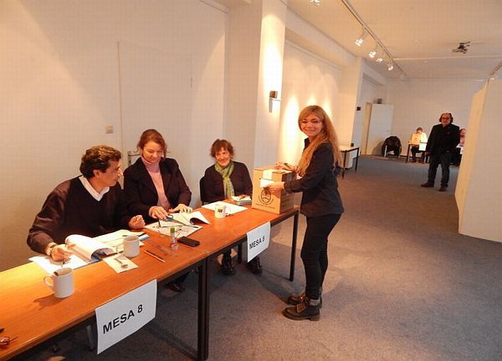 Una ciudadana argentina vota en Berlín, Alemania.