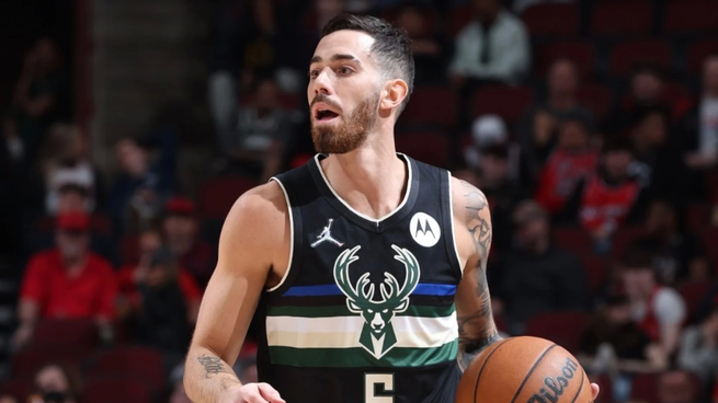 Lucas Vildoza entró un minuto en la victoria de Milwaukee en Boston.