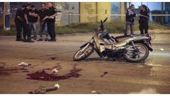 La escena. Así quedó la moto en la que se desplazaban los delincuentes que fueron baleados.