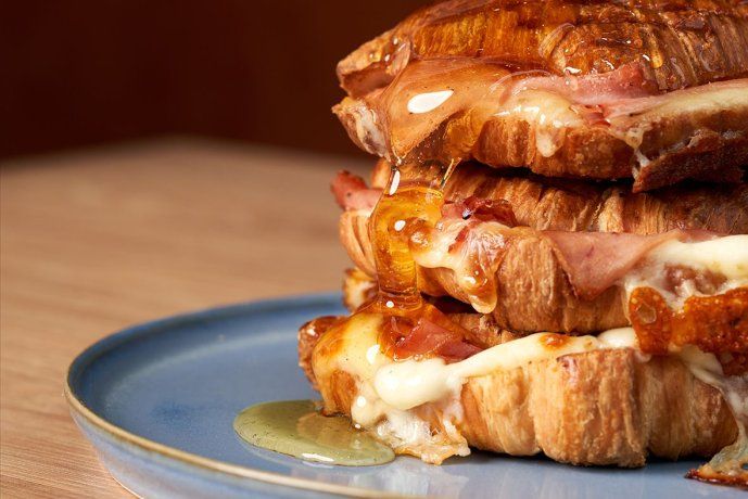 Para los fanáticos dulceros y salados, la croissant prensada rellena de jamón y queso es la destacada del lugar. Para los fanáticos dulceros y salados, la croissant prensada rellena de jamón y queso es la destacada del lugar.