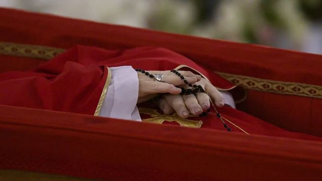Con austeridad y simpleza: los símbolos que acompañan a los restos del papa Francisco. 