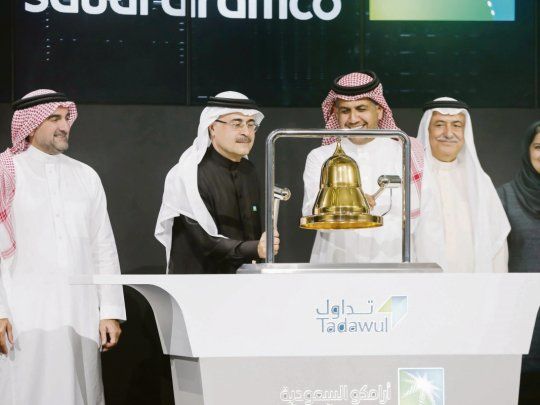 Campanazo. El presidente y CEO de Aramco, Amin Nasser, hizo sonar la campana de la Bolsa saudita en el debut de la IPO de la petrolera.