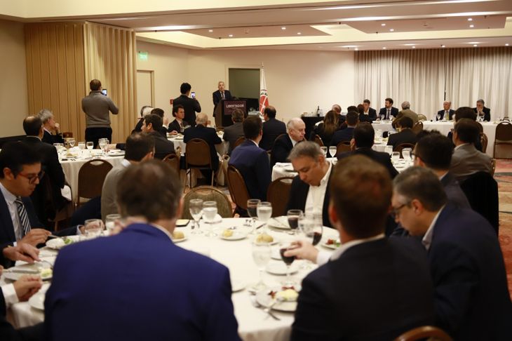 Alfredo Cornejo fue el orador central del almuerzo del Club del Petróleo.