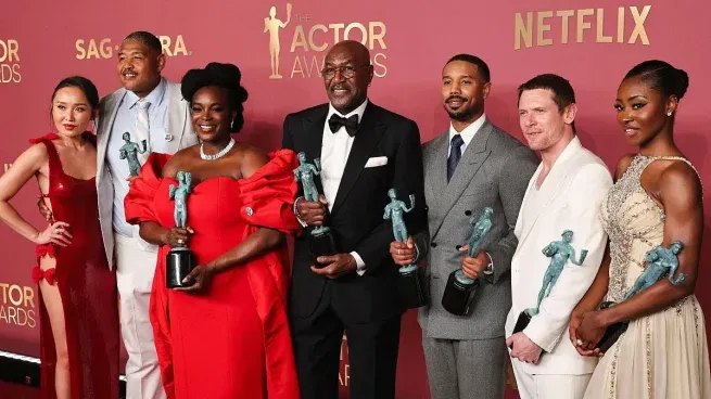 El elenco de Sinners con sus respectivos premios.