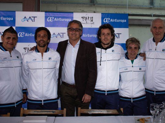 Parte del equipo técnico argentino de Copa Davis junto con Diego García, director regional de Air Europa.