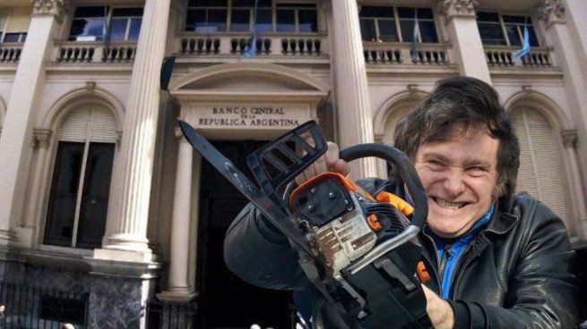 Desde su campaña electoral, Milei proclamó la intención de “dinamitar” el Banco Central, dolarizar la economía y reducir el gasto público a niveles nunca antes vistos en la historia del país.