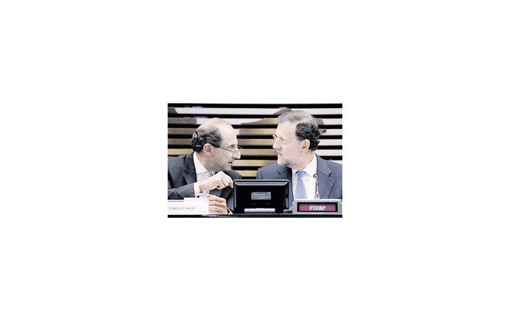Paulo Skaf, de la Federación de Industrias de San Pablo, dialoga con el debilitado primer ministro español, Mariano Rajoy. Fue en un encuentro en el que este último recomendó inversiones en España.