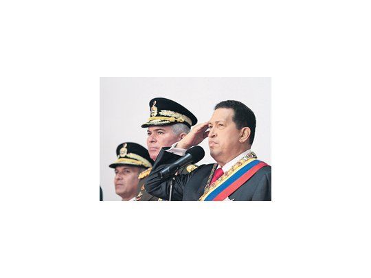 Hugo Chávez ordenó el inicio de los festejos desde el gubernamental Palacio de Miraflores. Exhibió armamento comprado en los últimos años a Rusia por miles de millones de dólares.