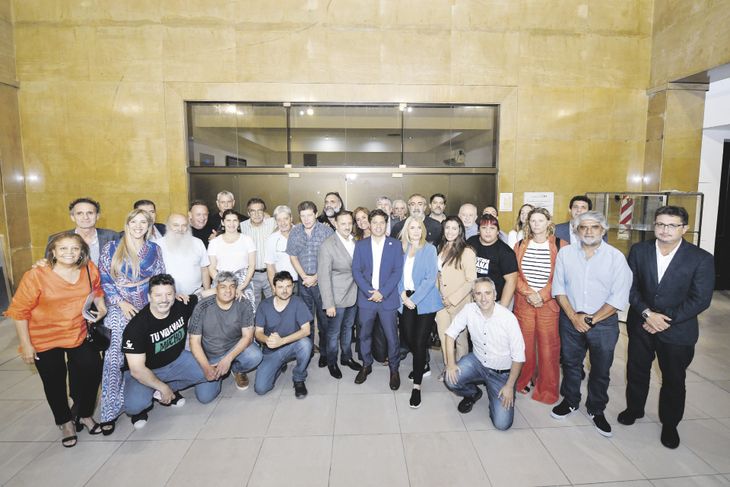 Cónclave. Axel Kicillof ofició como anfitrión de un encuentro que nucleó a todas las vertientes de un peronismo que busca retomar la iniciativa. Respaldo unificado al paro de la CGT y estrategia legislativa común.