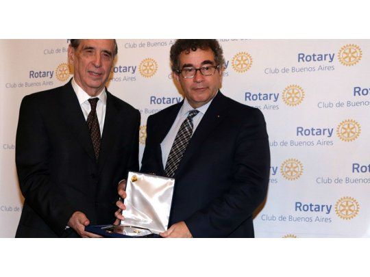 José Siaba Serrate entregó la distinción a Ricardo Arriazu.