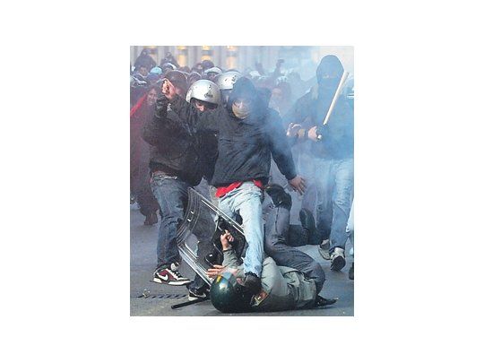 Golpizas a policías, quema de autos y destrozos varios fueron el escenario de ayer en Roma, una ciudad vandalizada por grupos anarquistas.