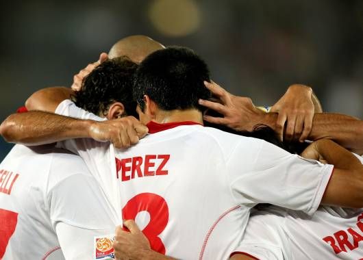 Todo Estudiantes abraza a Boselli tras su gol.
