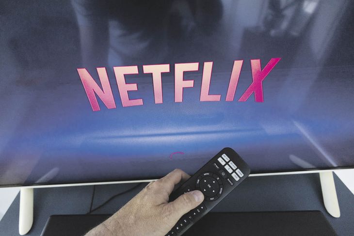 cambios. Netflix anunció el lunes que a partir de agosto cobrará un recargo extra a quienes compartan cuentas en diferentes hogares.