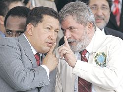 Hugo Chávez y Luiz Inácio Lula da Silva hablan el 16 de diciembre de 2005 en ocasión de una visita a un complejo industrial  en Recife.
