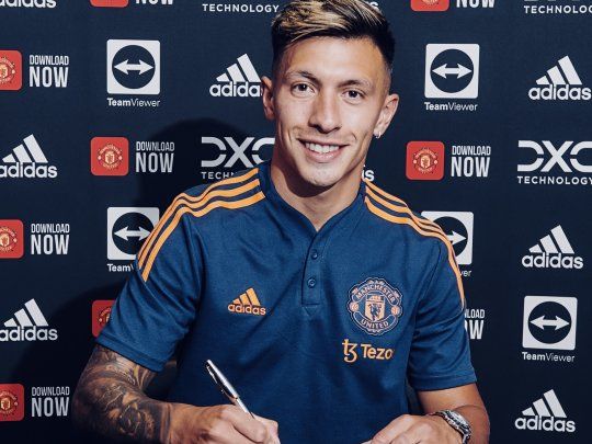 Firma. Lisandro Martínez llegó a Manchester United en una de las transferencia récord de la Premier League.