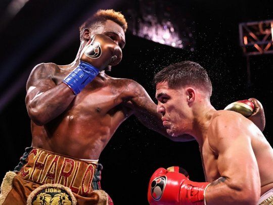 Brian Castaño busca revancha esta noche ante Jermell Charlo. 