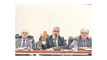Roberto Feletti, junto a Carlos Heller y Luis Cigogna, presidieron ayer el plenario de comisiones que dejó listo el dictamen sobre el blanqueo que hoy se debatirá en el recinto de Diputados.