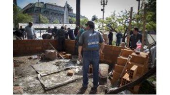 La estructura duró solo algunas horas, ya que fue demolida por orden de la Justicia.