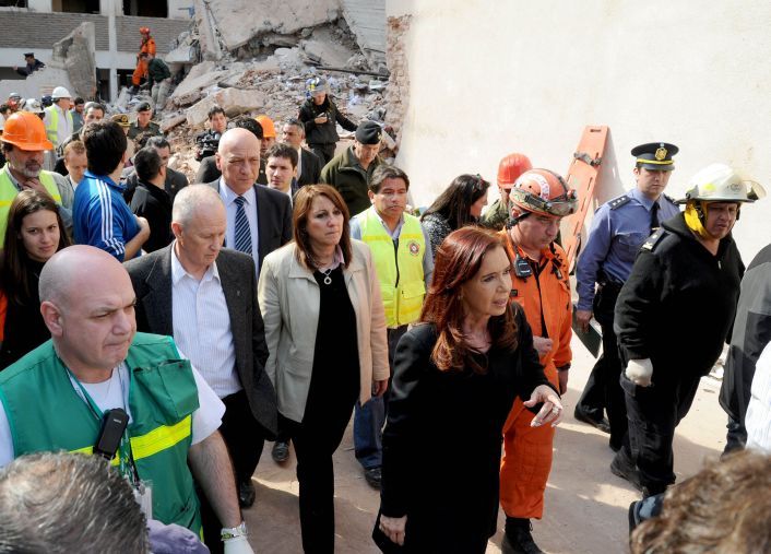 Cristina decretó duelo y visitó el lugar de la tragedia (foto 1)