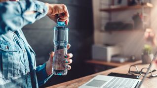 Diversos estudios advierten que incluso una deshidratación leve puede afectar la concentración, el rendimiento y la seguridad laboral, especialmente en tareas de alta exigencia física o técnica. Diversos estudios advierten que incluso una deshidratación leve puede afectar la concentración, el rendimiento y la seguridad laboral, especialmente en tareas de alta exigencia física o técnica.