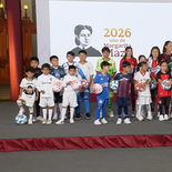 Claudia Sheinbaum con niños y niñas que representan a todos los equipos de la Liga MX. Claudia Sheinbaum con niños y niñas que representan a todos los equipos de la Liga MX.