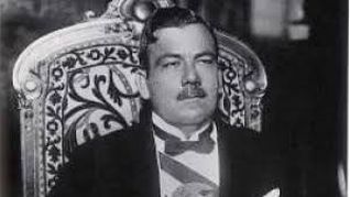 En 1928 se promulga el decreto que favorece la reelección presidencial y amplía el periodo presidencial a un sexenio. En 1928 se promulga el decreto que favorece la reelección presidencial y amplía el periodo presidencial a un sexenio.