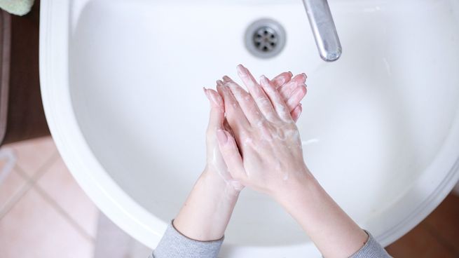 La manija desarrollada en Hong Kong combina óxido de titanio y luz UV para neutralizar millones de bacterias cada vez que se abre una puerta.