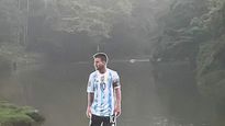 colocaron una gigantografia de lionel messi en un rio de la india