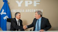 Horacio Marin, CEO y presidente de YPF, junto a Daniel Herrero, CEO de Prestige Auto.&nbsp;