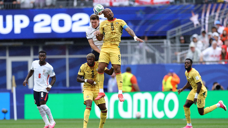 Elliot Anderson y Jordan Ayew disputando el balón. Elliot Anderson y Jordan Ayew disputando el balón.