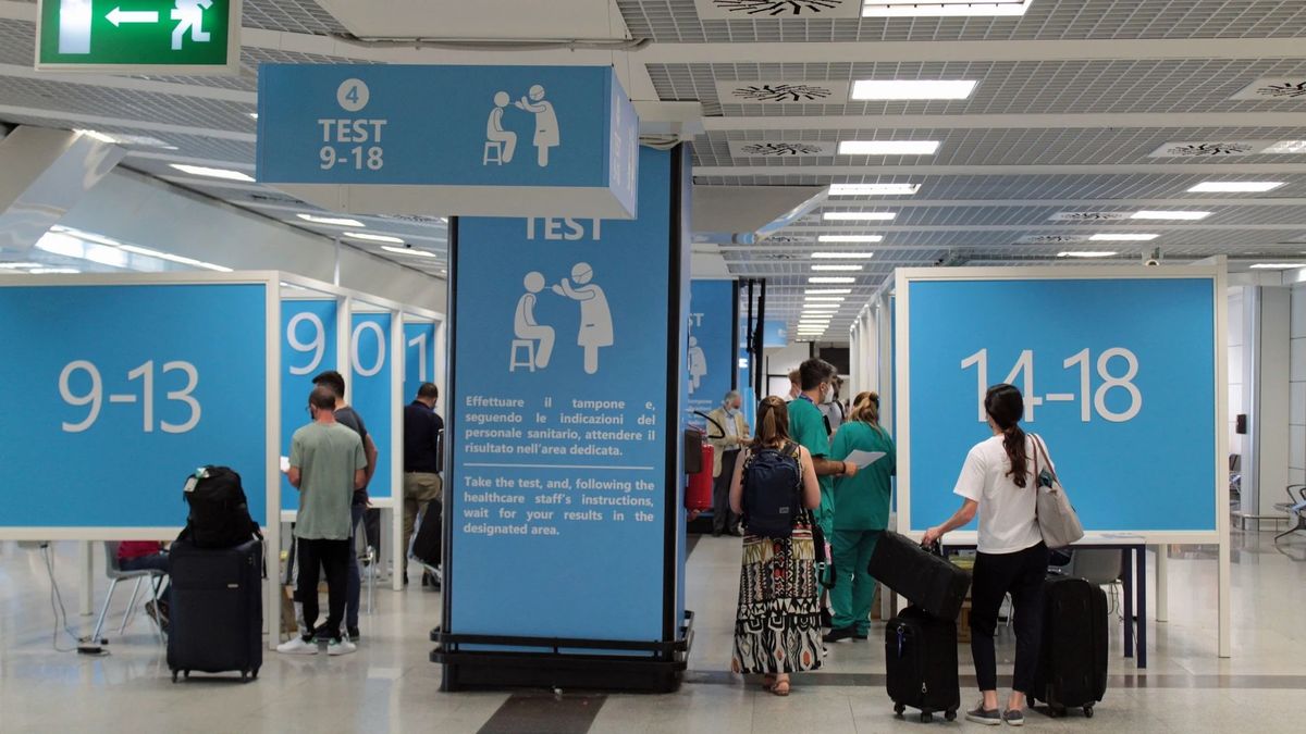 The US tightens travel rules and the world closes more and more to the Omicron variant