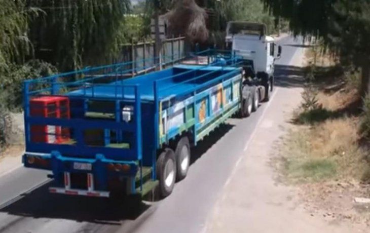 Sandoval creo la piscina movil hace más de un mes con algunas piezas que tenía en desuso en su fábrica.