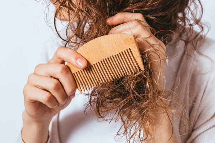 Cómo eliminar de manera definitiva el frizz: trucos infalibles para un cabello suave y sin encrespado todo el día Cómo eliminar de manera definitiva el frizz: trucos infalibles para un cabello suave y sin encrespado todo el día